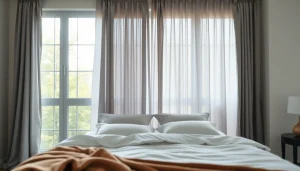 Verduisterende gordijnen in een moderne slaapkamer zorgen voor optimale verduistering.